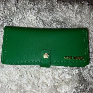 Steve Madden green wallet (100% polyester)